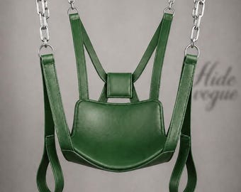 Leder Sling Swing mit silbernen Ketten, Nietendetails und Fußmanschetten