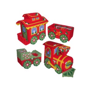 Puede incluir: Un conjunto de cuatro vagones de tren navideños hechos a mano en rojo, verde y amarillo. Los vagones incluyen una locomotora, un furgón de cola y dos vagones de mercancías. Cada vagón presenta detalles decorativos como coronas y el número 25.