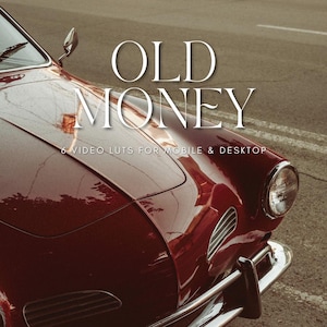 Op de afbeelding: Een close-up van een vintage bordeauxrode auto met de tekst "OLD MONEY" in het wit. De motorkap en koplamp van de auto zijn zichtbaar, met daaronder de tekst "6 VIDEO LUTS FOR MOBILE & DESKTOP".