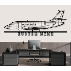 Arte de pared de metal con silueta de avión Dassault Falcon 2000EX, decoración de pared de metal personalizada, arte de pared con silueta de avión personalizada, letrero con nombre personalizado, piloto