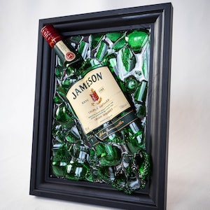 Décoration murale Jameson pour bouteille de whisky - Encadré en résine époxy avec des éclats de verre vert