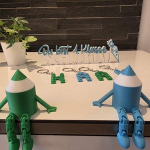 Set de regalo para primer grado | Llavero con letra, bolígrafo y colgante de animal | Personalizado en el color que elijas | Decoración para la vuelta al cole