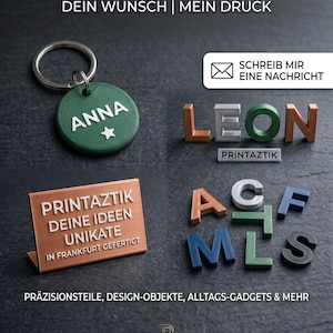 Op de afbeelding: Een assortiment op maat gemaakte 3D-geprinte items, waaronder een groene sleutelhanger met "ANNA" en een ster, en individuele letters in verschillende kleuren. De afbeelding toont ook de tekst "INDIVIDUELLE ANFRAGEN" en "PRINTAZTIK".