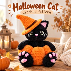 Könnte beinhalten: Ein schwarzes Häkel-Kuscheltier in Form einer Katze mit orangefarbenem Hexenhut, das in einem großen orangefarbenen Kürbis sitzt. Die Katze hat große grüne Augen, eine rosa Nase, weiße Schnurrhaare und rosa Pfoten. Der Text lautet Halloween Cat Crochet Pattern.