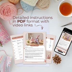 K&ouml;nnte beinhalten: Ein Bild mit H&auml;kelanleitungen und -materialien. Es zeigt Garnkn&auml;uel in Rosa, Beige und Blau, gedruckte Anleitungen f&uuml;r ein Osterhasenprojekt und ein Smartphone mit den Projektdetails. Der Text lautet: "Detaillierte Anweisungen im PDF-Format mit Videolinks."