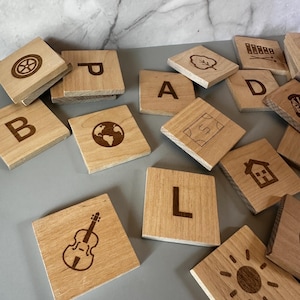 Blocos de aprendizagem de madeira inspirados em Montessori - Alfabeto e símbolos