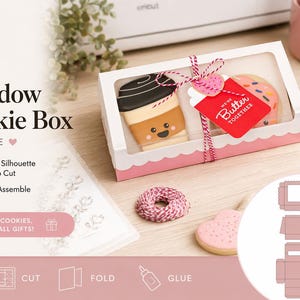 Op de afbeelding: Een witte en roze raamkoekjesdoos sjabloon met een koffiekopje en donutkoekje erin. De doos is vastgebonden met een rood-wit touwtje en een label met de tekst "We're Butter Together". De afbeelding bevat ook de tekst "Window Cookie Box Template".