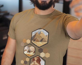 Camiseta con ilustración hexagonal de la Esfinge y las Pirámides de Egipto / Camel Desert Cairo
