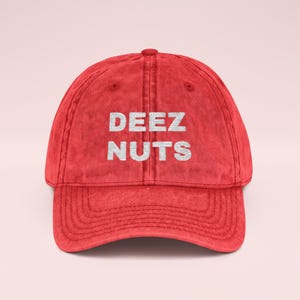 Boné Deez Nuts, presente de férias de primavera, presente engraçado para ele, presente de escritório, presente de tecnologia financeira, presente para amigo do dormitório, presente para liga de futebol americano de fantasia.