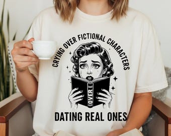 Maglietta "Piangere per i personaggi di fantasia" Regalo per BookToker Regalo per lettori di romanzi Regalo umoristico Regalo per la fidanzata dei libri Regalo per gli amanti dei libri Solo un altro capitolo