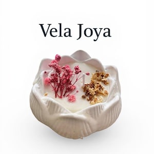 Handmade scented soy candle in a decorative ceramic bowl. Natural candle with dried flowers. Sustainable and elegant handmade gift.