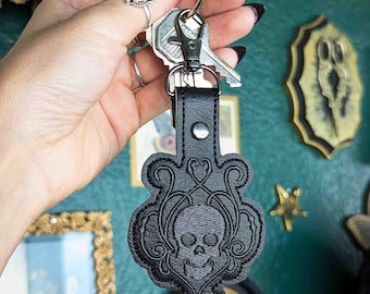 Llavero con calavera bordada de filigrana - Cuero vegano negro con herrajes en bronce