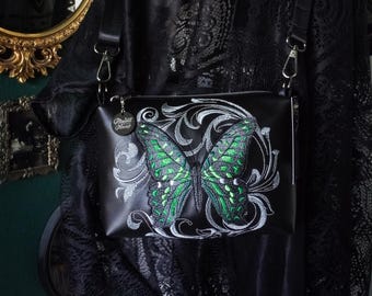 Bolso bandolera pequeño Baroque Tailed Jay Green Spotted Butterfly – Hecho a mano, piel vegana, bordado colorido, herrajes color bronce