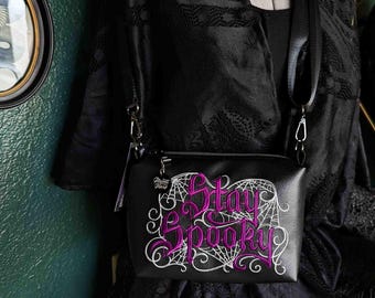 Bolso bandolera pequeño con bordado Stay Spooky en negro y vino. Hecho a mano, piel vegana y herrajes en bronce.