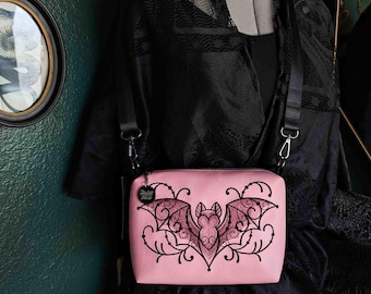 Bolso bandolera pequeño rosa claro con filigrana de murciélago bordado. Hecho a mano, piel vegana, herrajes en bronce.