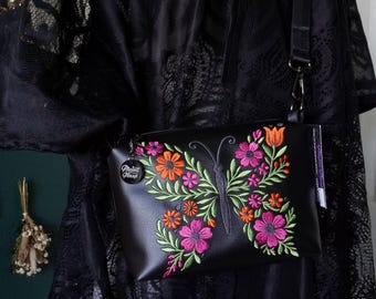 Bolso bandolera pequeño con estampado floral de mariposas primaverales – Hecho a mano, piel vegana, bordado colorido, herrajes color bronce