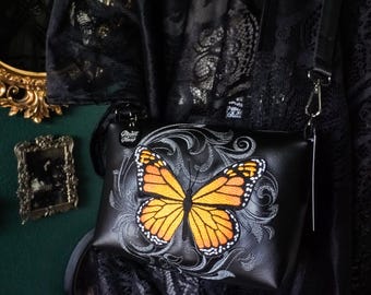 Bolso bandolera pequeño con estampado de mariposa monarca barroca – Hecho a mano, piel vegana, bordado colorido, herrajes color bronce