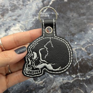 Porte-clés tête de mort noir - similicuir brodé avec accessoires argentés