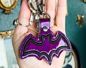 Llavero bordado de murciélago morado baya - Vinilo holográfico brillante con herrajes en tono bronce