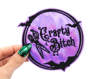 Toppa ricamata con glitter olografici viola Crafty Bitch in vinile da stirare