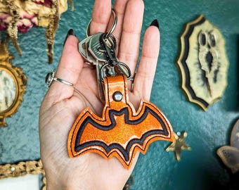 Llavero bordado de murciélago naranja - Vinilo holográfico brillante con herrajes en tono bronce