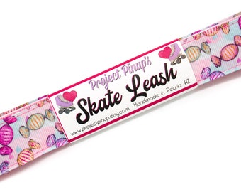 Laisse emballée rose bonbon pour patins à roulettes avec anneaux en D - Réglable - Sangle pour tapis de yoga - Écharpe de skateboard