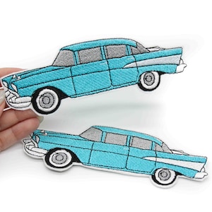 Puede incluir: Dos parches bordados de planchado de coches vintage de los años 50 en color azul turquesa. Los coches están mirando hacia el lado derecho de la imagen.