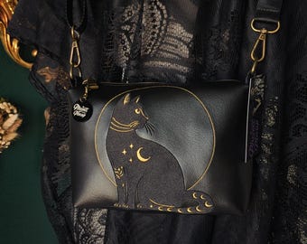 Bolso bandolera pequeño con diseño de gato celestial negro y dorado. Hecho a mano, piel vegana, bordado dorado y herrajes de latón.