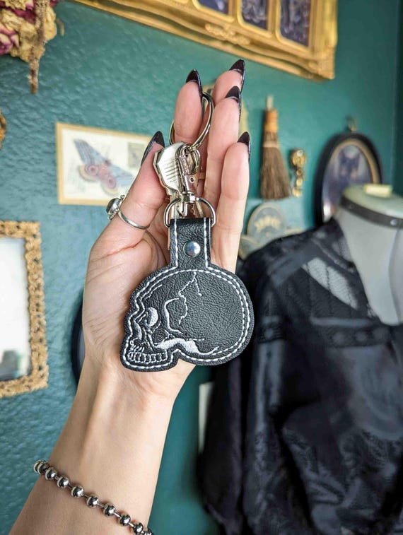 ブラックスカルキーホルダー - 刺繍入りフェイクレザー、シルバー金具 