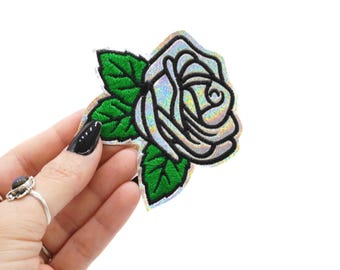Parche termoadhesivo bordado con rosa holográfica con purpurina plateada