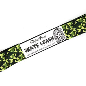 Laisse de patin à roulettes noire camouflage verte avec anneaux en D - Réglable - Sangle pour tapis de yoga - Écharpe de skateboard