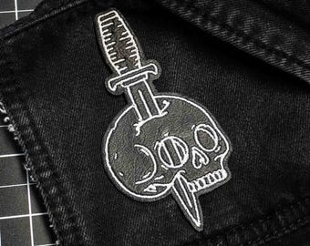 Parche termoadhesivo bordado de cuero vegano negro con calavera y daga