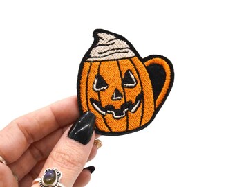 Parche termoadhesivo bordado con diseño de taza de café con especias de calabaza