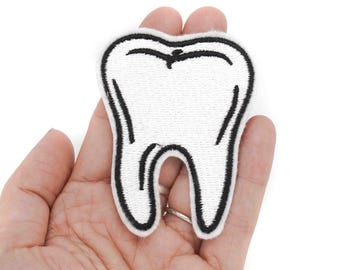 Toppa ricamata con dente molare da stirare