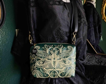 Bolso bandolera pequeño Forest Moth verde bosque y dorado. Hecho a mano, piel vegana, bordado dorado y herrajes de latón.