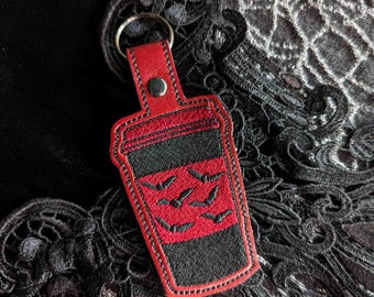 Llavero bordado con forma de murciélago rojo y negro en forma de taza de café - Vinilo negro y rojo con herrajes en bronce