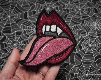 Parche termoadhesivo bordado con beso francés de vampiro
