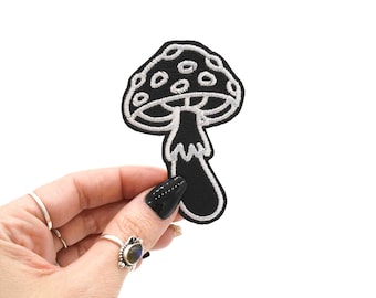 Parche termoadhesivo bordado con forma de hongo de cuero vegano negro