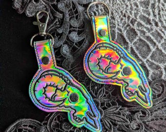 Llavero bordado con calavera de carnero holográfica plateada - Vinilo holográfico con herrajes en bronce