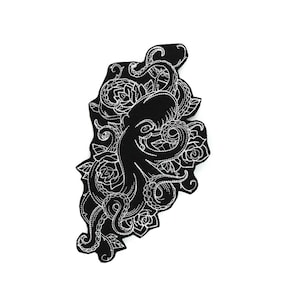 Puede incluir: Parche bordado negro con un diseño de pulpo blanco rodeado de rosas y enredaderas.