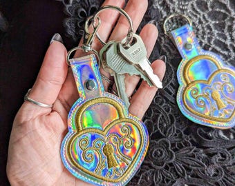 Llavero bordado con candado de corazón dorado y holográfico plateado - Herrajes plateados, vinilo holográfico