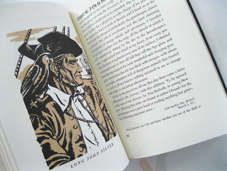 Pode incluir: Um livro aberto com uma ilustra&ccedil;&atilde;o a preto e branco de Long John Silver, um pirata, com um papagaio no ombro. O texto "LONG JOHN SILVER" est&aacute; por baixo. O livro est&aacute; aberto num cap&iacute;tulo com texto.