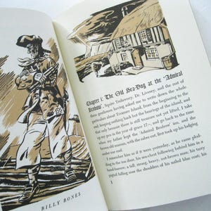 Pode incluir: Um livro aberto com ilustra&ccedil;&otilde;es e texto. Uma p&aacute;gina apresenta um desenho em tons s&eacute;pia de um homem com um chap&eacute;u de tr&ecirc;s pontas, segurando uma arma. A p&aacute;gina oposta tem texto com o t&iacute;tulo "The Old Sea-Dog at the 'Admiral Benbow'".