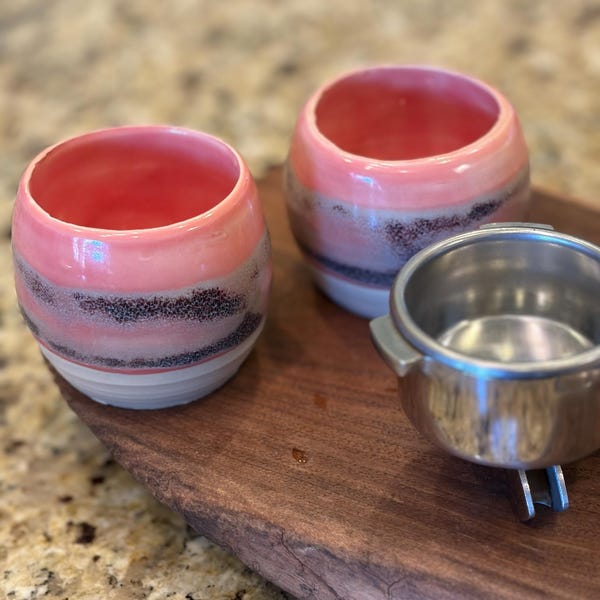 Juego de 2 tazas de café espresso de cerámica esmaltada en coral hechas a mano