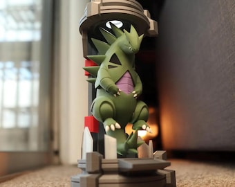 Tanque clon de Pokepall impreso en 3D con Tyranitar / Exhibición de arte de fan personalizada coleccionable