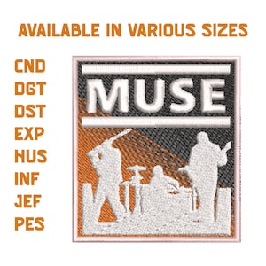 Pode incluir: Patch bordado com o nome da banda "MUSE" em branco. O design apresenta silhuetas de músicos em um fundo preto e laranja. O texto "AVAILABLE IN VARIOUS SIZES" está no topo. Forma quadrada.