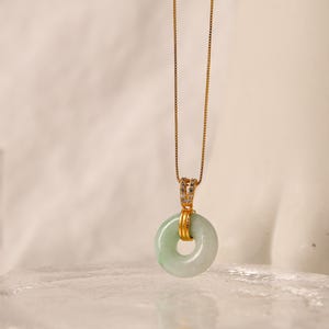 Ein Grade Icy Jade Donut Anhänger, burmesischer Jadeit Schmuck, 18K Gold Anhänger Bild 9