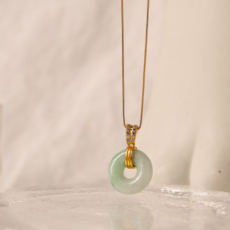 Ein Grade Icy Jade Donut Anhänger, burmesischer Jadeit Schmuck, 18K Gold Anhänger Bild 9