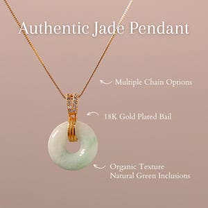 K&ouml;nnte beinhalten: Eine goldene Halskette mit einem authentischen Jade-Anh&auml;nger. Der Anh&auml;nger ist hellgr&uuml;n mit nat&uuml;rlichen gr&uuml;nen Einschl&uuml;ssen und einer organischen Textur. Die &Ouml;se ist 18K vergoldet. Der Bildtext lautet "Authentic Jade Pendant".
