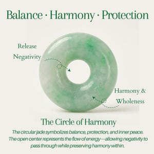 K&ouml;nnte beinhalten: Ein hellgr&uuml;ner Jade-Anh&auml;nger in Donutform mit dem Text "Balance &bull; Harmony &bull; Protection". Der Text "Release Negativity" und "Harmony & Wholeness" sind ebenfalls vorhanden. Der Text "The Circle of Harmony" befindet sich darunter.